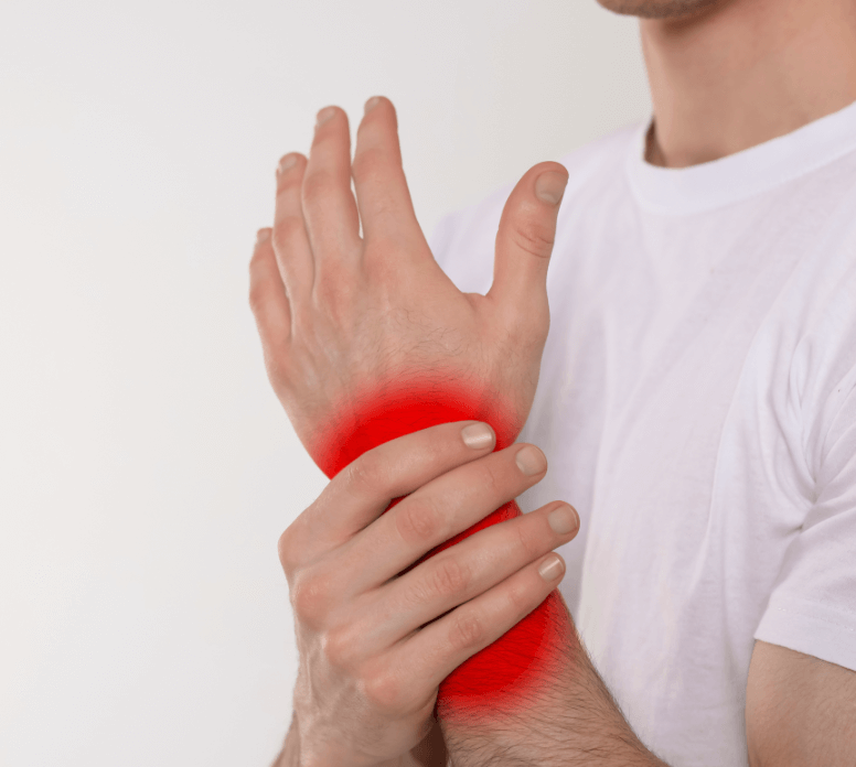 Mann hält schmerzendes Handgelenk – rote Markierung zeigt Rheuma-Schmerzen. Symbolbild für chronische Gelenkschmerzen, die mit Hypnose behandelt werden können.