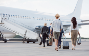 Reisende gehen zum Boarden auf ein Flugzeug zu