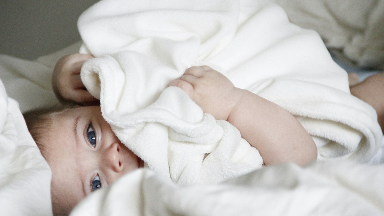 Babykopf wird sanft osteopathisch untersucht